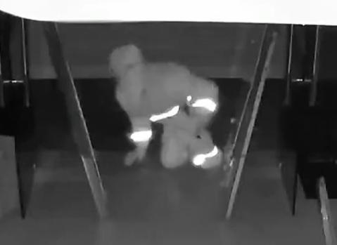 “离了个大谱！”近日，浙江温州，一男子想要一夜暴富，便在半夜时潜入一家彩票店，偷