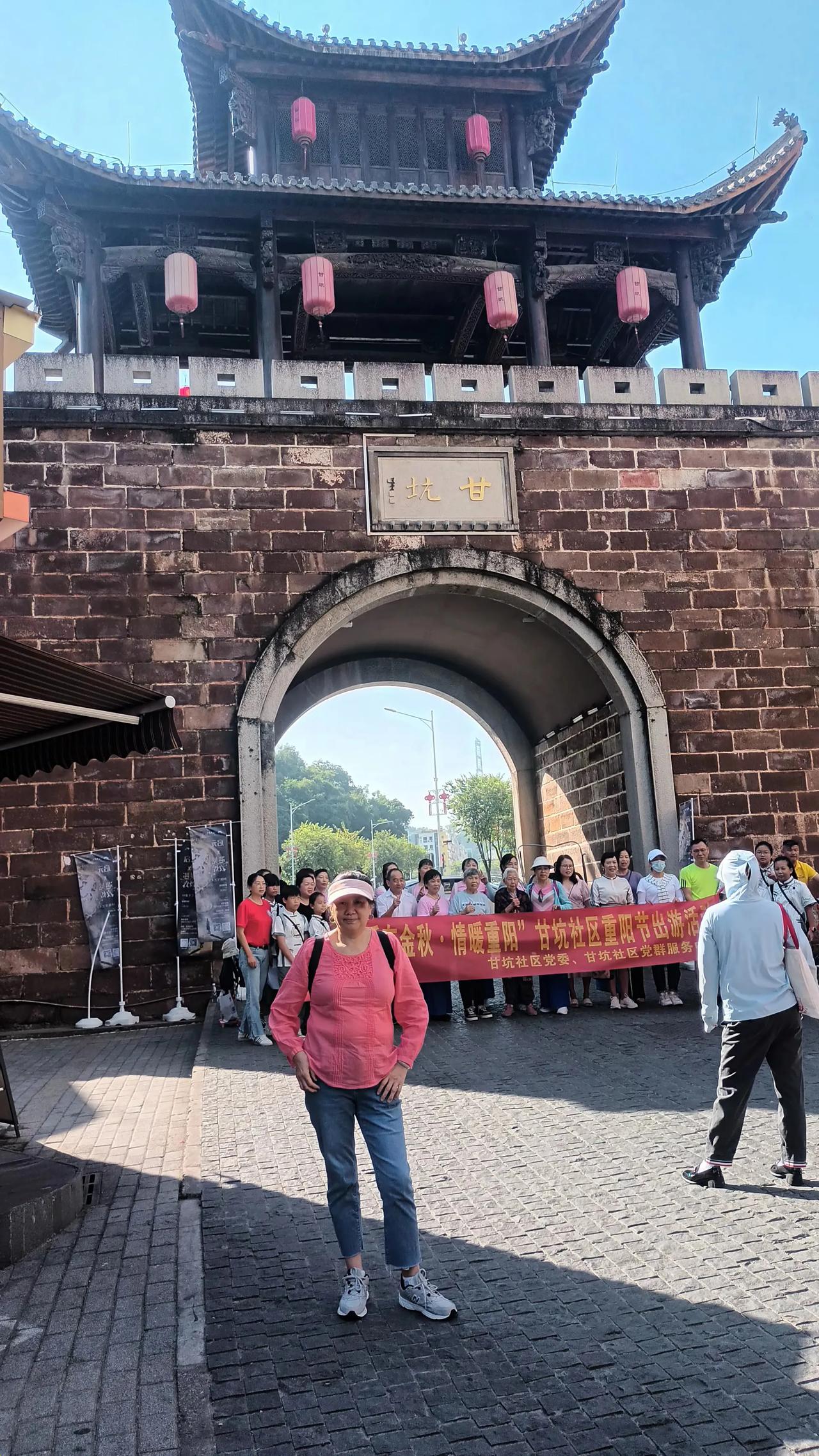 昨星期天到深圳龙岗区的甘坑古镇玩，对外以古镇为宣传亮点，实则是以前由深圳往广州火