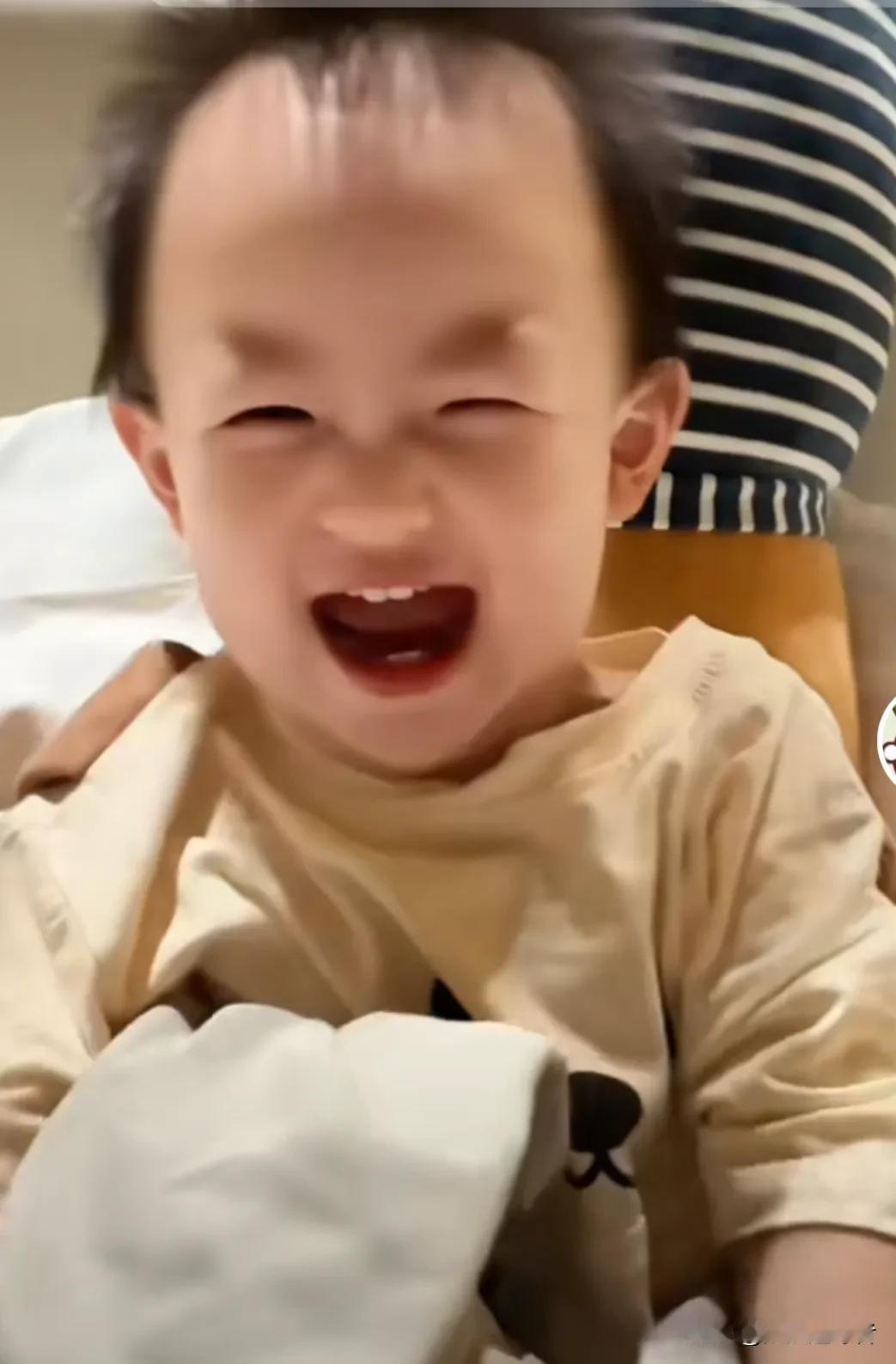 今天，黄一鸣更新闪闪玩捉迷藏游戏的视频。在视频里，闪闪很开心，笑得眼睛都眯成一条