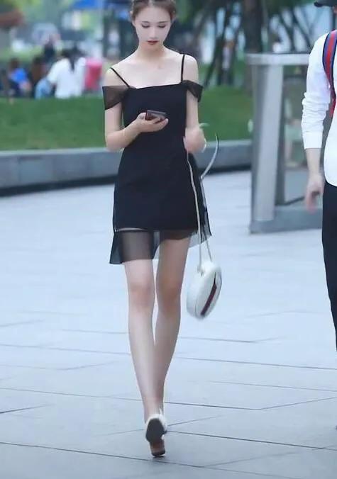 #记录秋日生活点滴#结婚是必须的吗，大龄剩女怎么办？

结婚不是必须的，得看个人