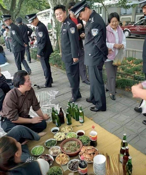 真的开眼界了！别的有钱人都是豪车大酒店，这位大哥直接在路边铺开席子，摆上一桌好酒