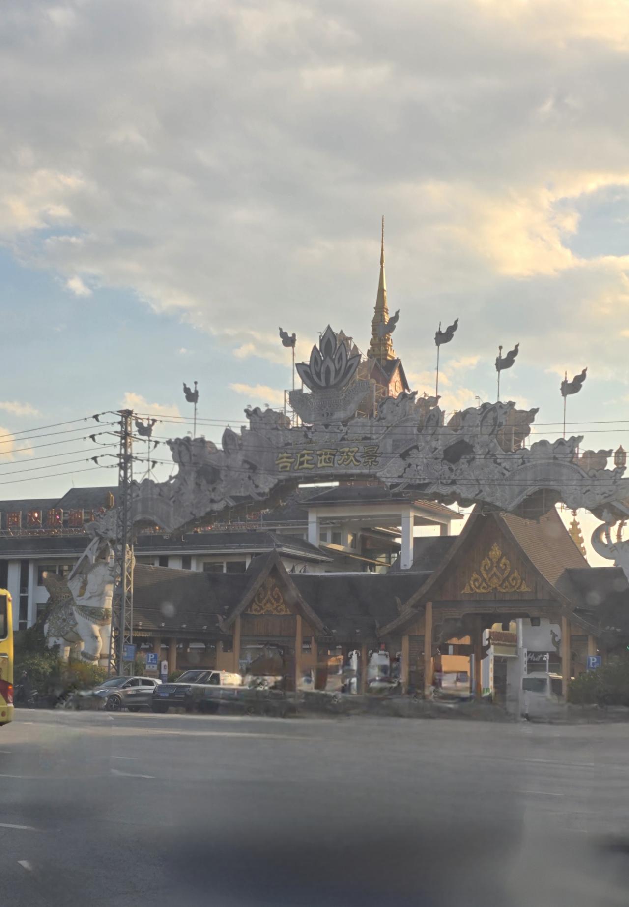 日出🌅落日余晖打卡西双版纳傣族自治州景洪市的街景随拍。