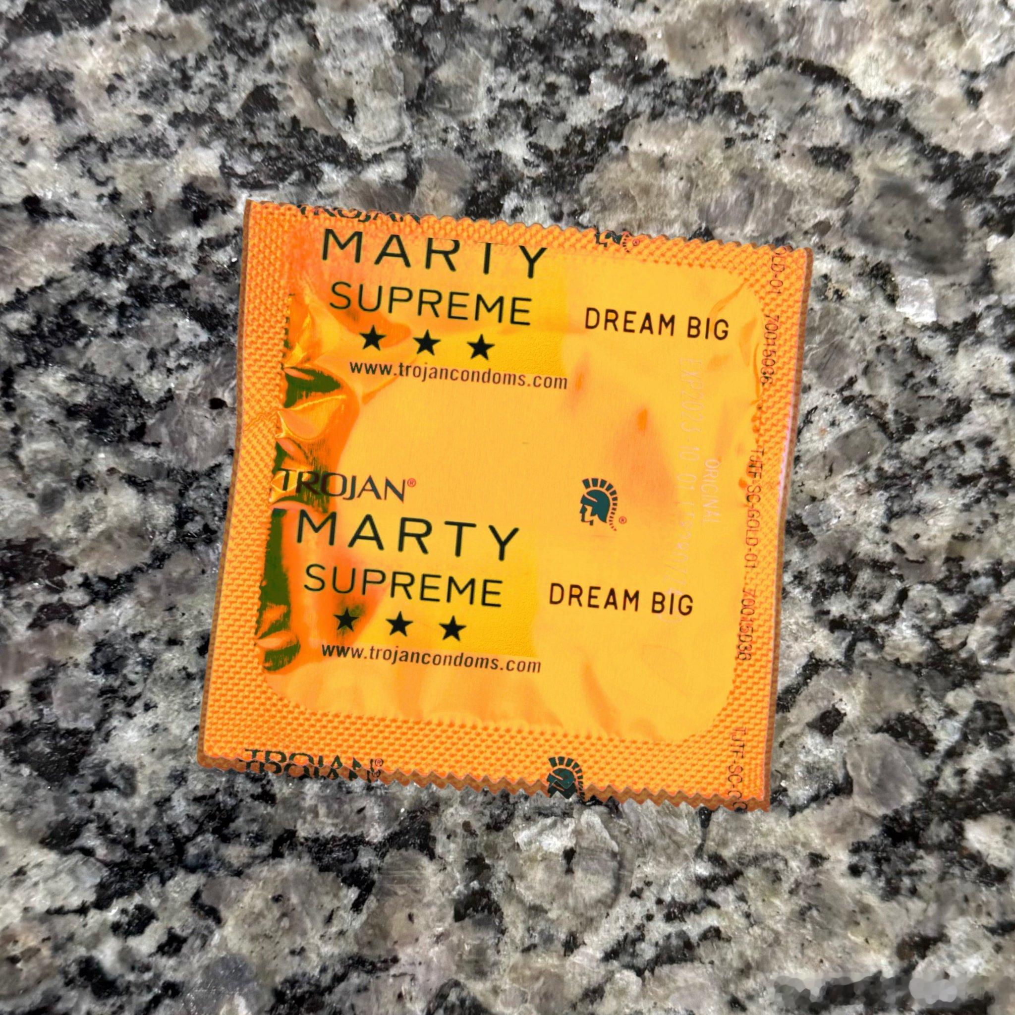 没想到A24出的麻将套装这么受欢迎，那再分享一下他们给《至尊马蒂》做的暗黑周边