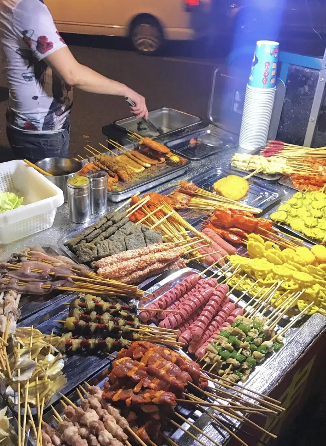 老百姓生活成本越来越高了，路边摊都吃不起了！

1，路边摊炒粉10元，店里8元，