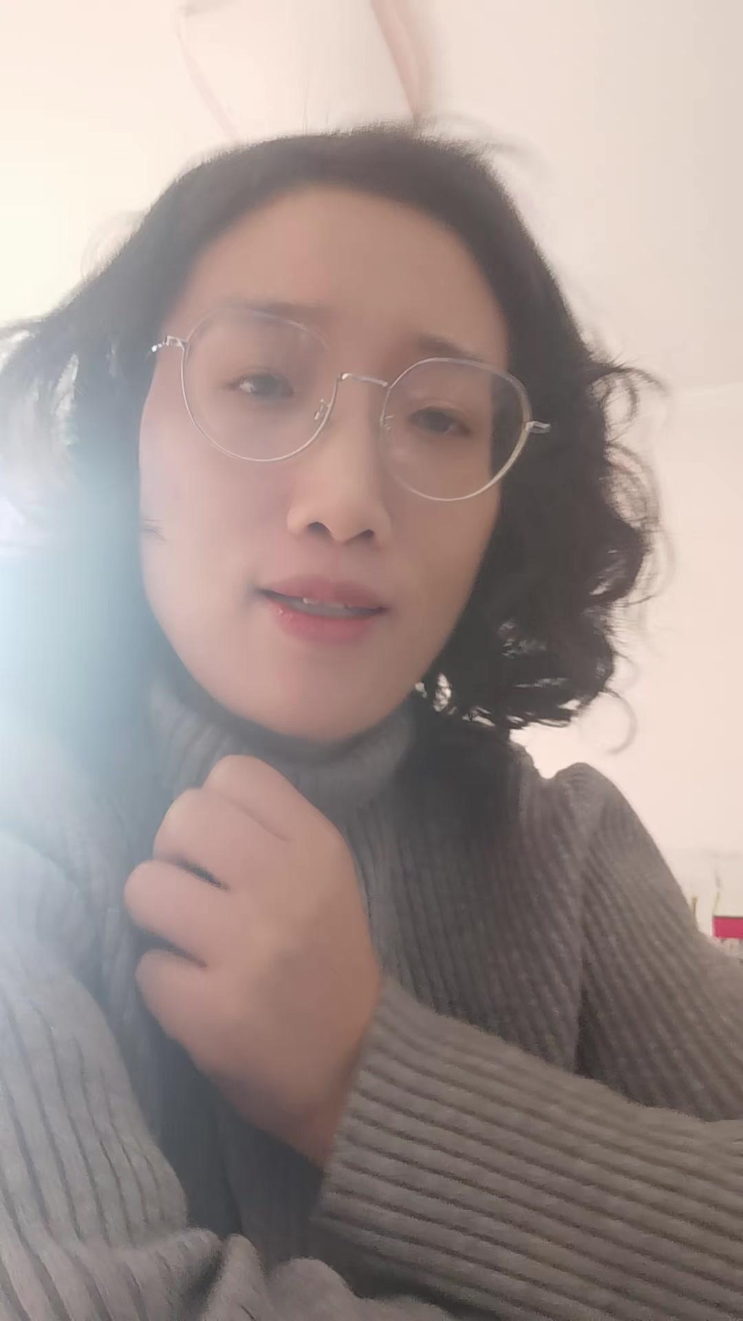 朋友吐槽爸妈把两边亲戚都得罪光，现在过年终于清净了。不用应付七大姑八大姨的连环问