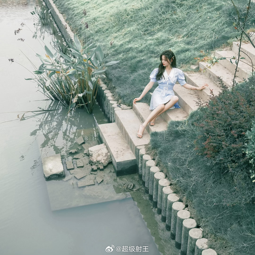 杨超越绝美玉足 