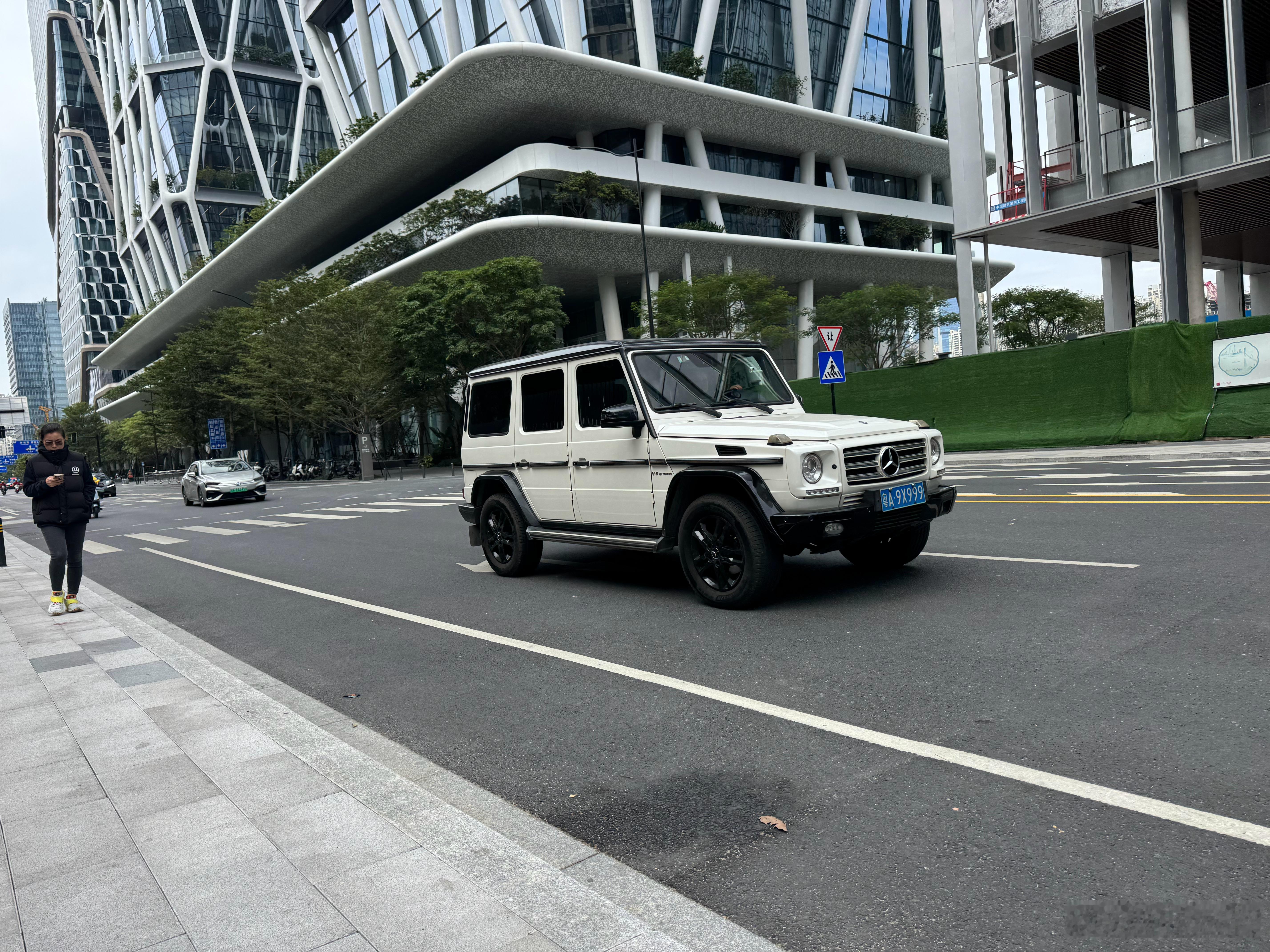 汽车汽车街拍汽车街拍 居然看到了杭州湾库里南！极氪9X不错 