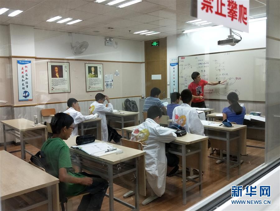 不要把早退晚退比作父子！
早退比晚退仅仅大了几岁！
几岁小孩能养出儿子吗？
头条