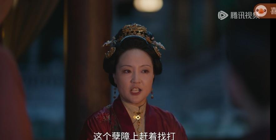 晚上去取快递溜达了一圈~
下雨天街上都没几个人了~
孩子们睡了后，我火急火燎打开