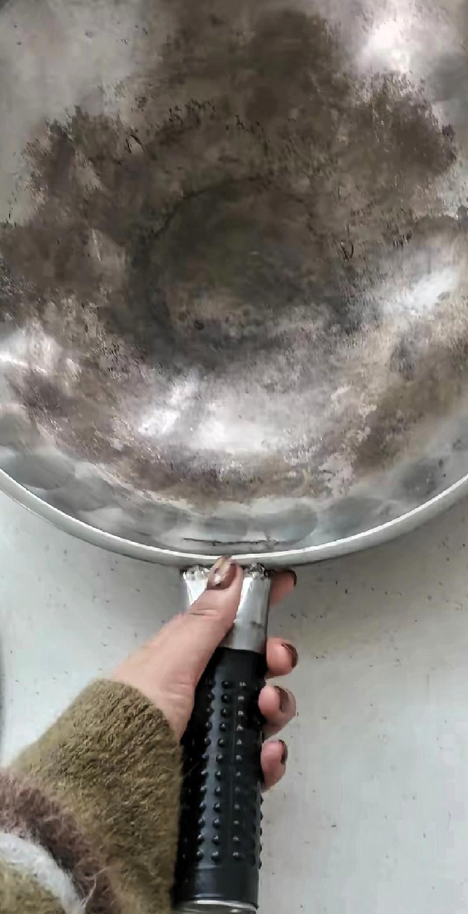 真的太让人意想不到了！
因浙江苍南的 陈女士在网上晒 用了几十年的锅， 仍然不是