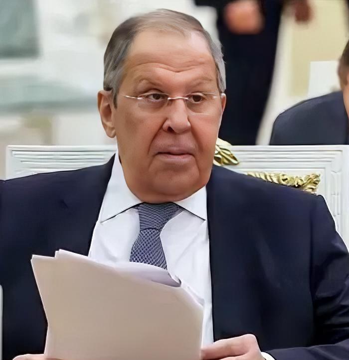 俄罗斯短短两天就接连放出三个重要动作，外交和军事两手都在发力，这下美欧那边估计得