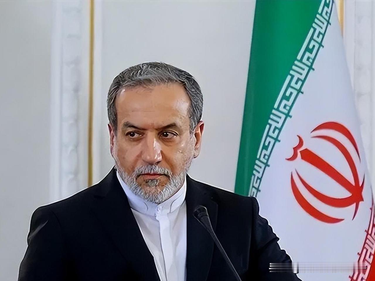 最近全民都在关注美以对伊朗的侵略战争，就连从前基本上不怎么看时事新闻的女性们也是