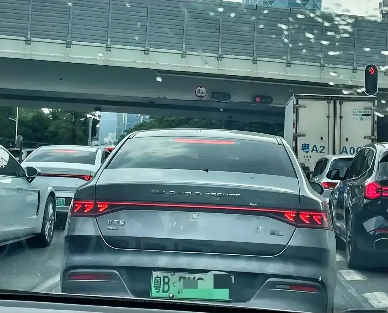 比亚迪秦掀桌子了，只要7.98万～
8万块就可以搞定！
你愿意买日产轩逸，大众朗