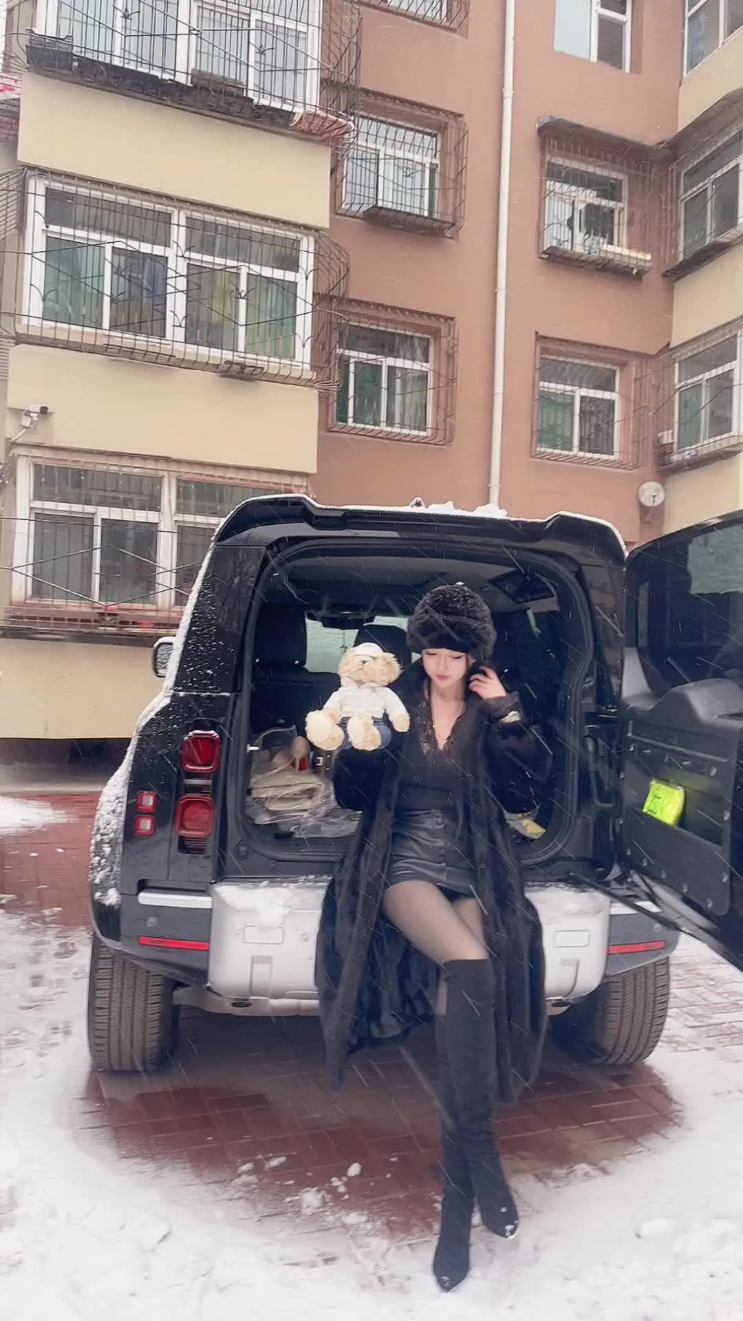逛了一天街 试了一个5万的手镯 2万的包 1万的表 最后买了一根5块的烤肠回家了