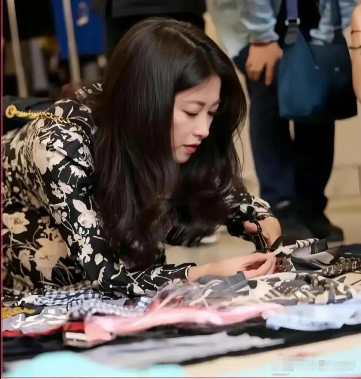 知名女演员朱珠在北京摆地摊，拿闲置物品出售，价格很亲民！在地摊上，朱珠的豪华闲置