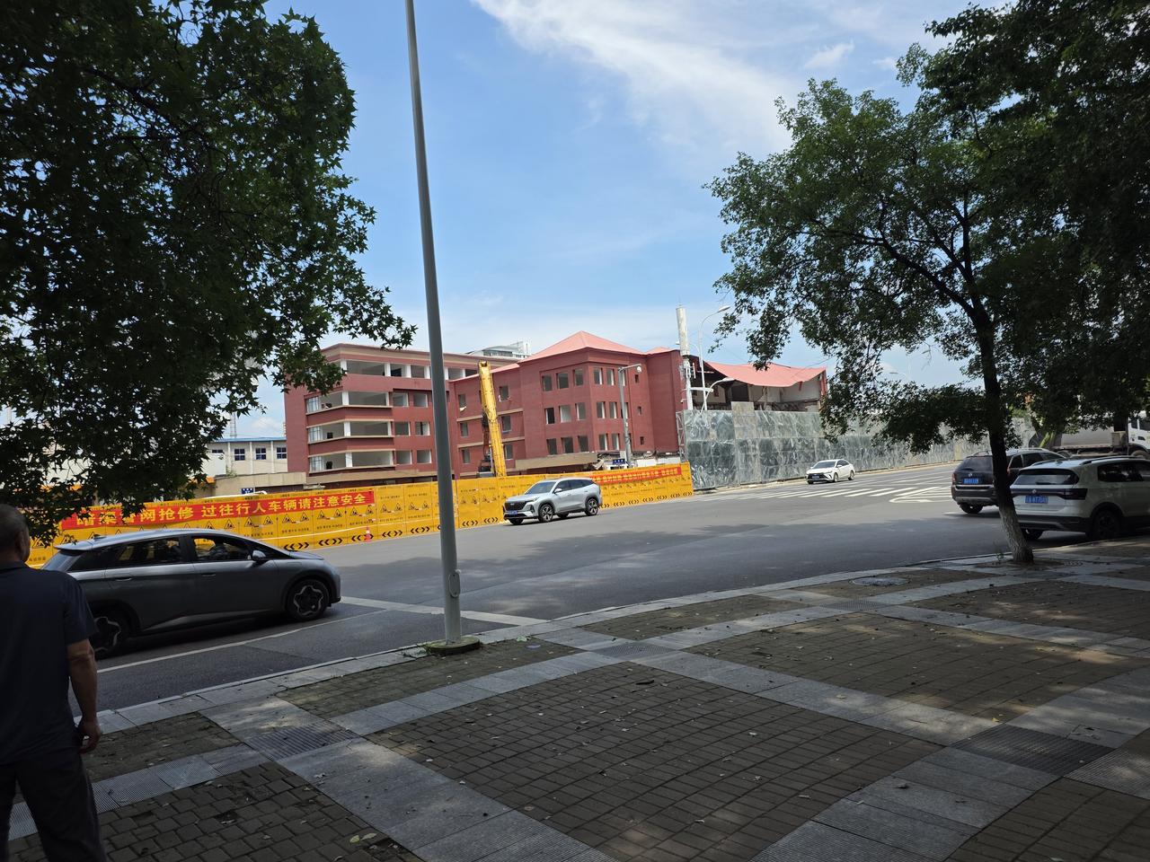 2026年7月28日，教师进修学院最后一个楼被拆除，这一幕看着还挺感慨的。
曾经