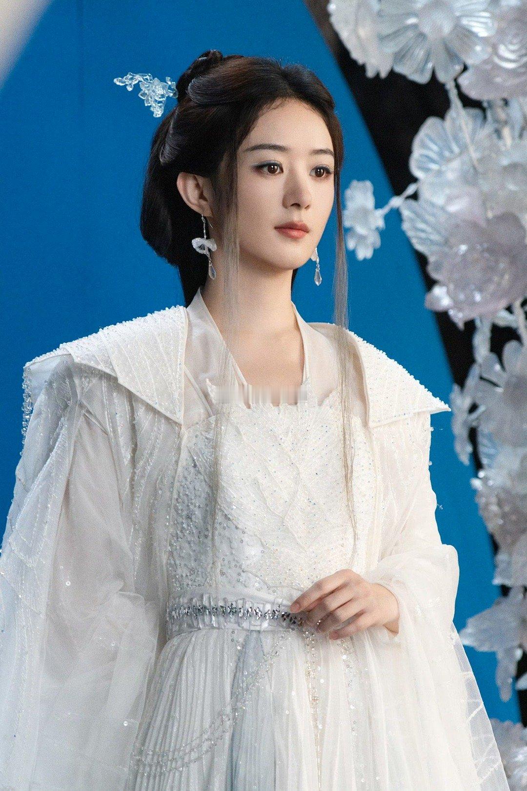 十年前《花千骨》里的她，身着白衣、眼神清澈灵动，与如今碎梦仙君的睥睨众生形成强烈