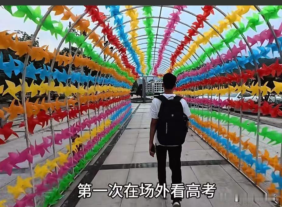 今天，唐尚珺更新亲自到场给高考学子们加油的视频。在视频里唐尚珺说，周末没有课，特
