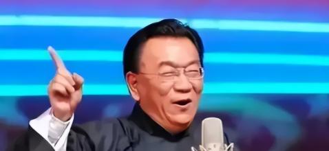 一次，侯耀华被邀去县城商演，一开口便要价30w，他满怀信心地认为，这个价位才配得