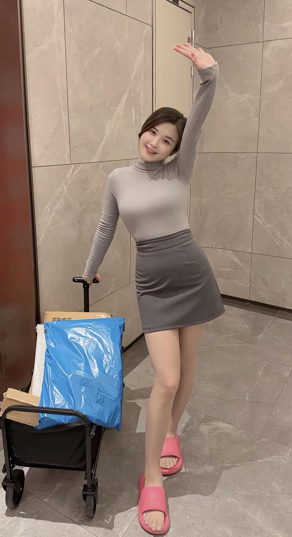 灰色连衣裙搭配粉色拖鞋，轻松自在，日常出街的首选！