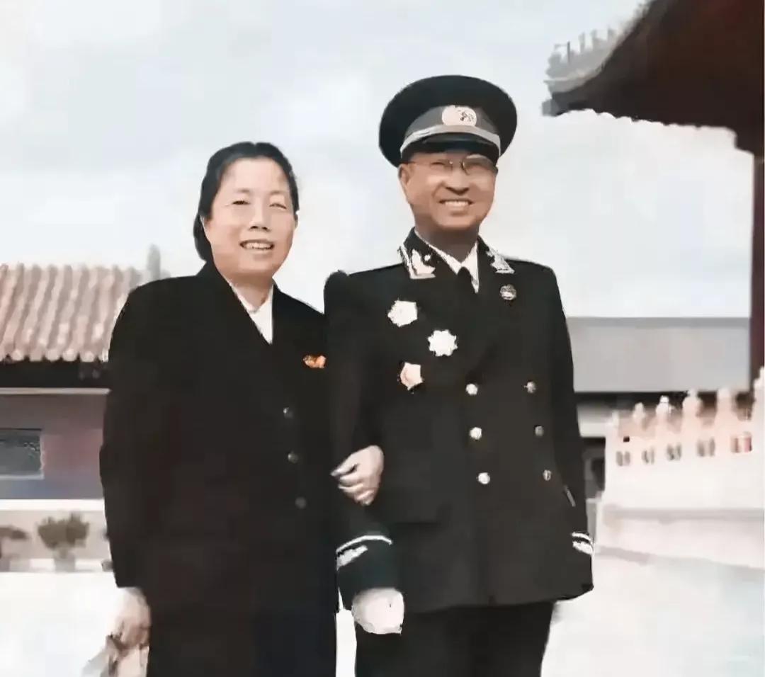 一张珍贵的老照片
这是一张陈庚大将与邓颖超跨越时代的一张珍贵照片，一张情深意重的