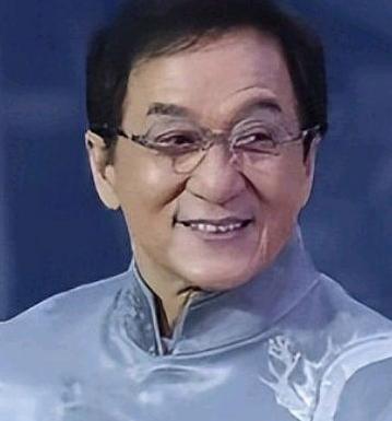 2026年3月27日，成龙现身四川峨眉山云上剧场，参加小红书REDGALA年度盛