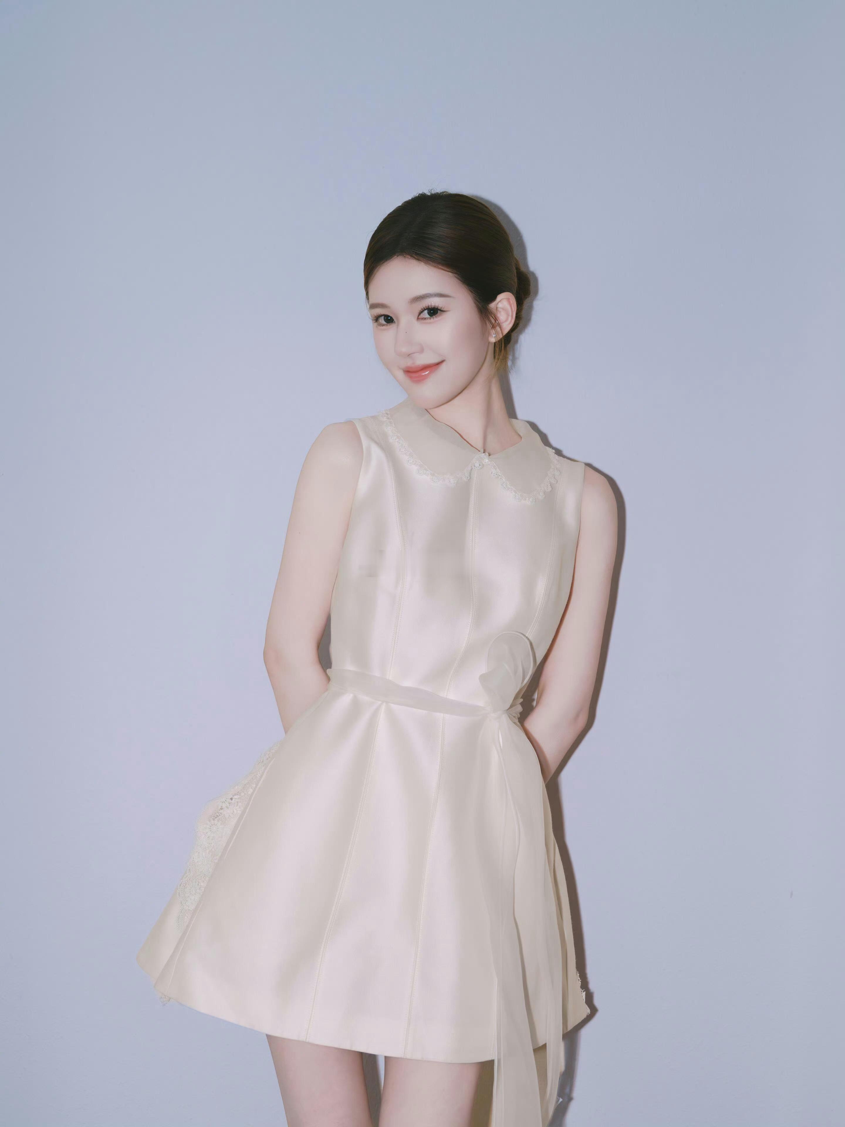 这个造型的赵露思不就是国泰民安脸 