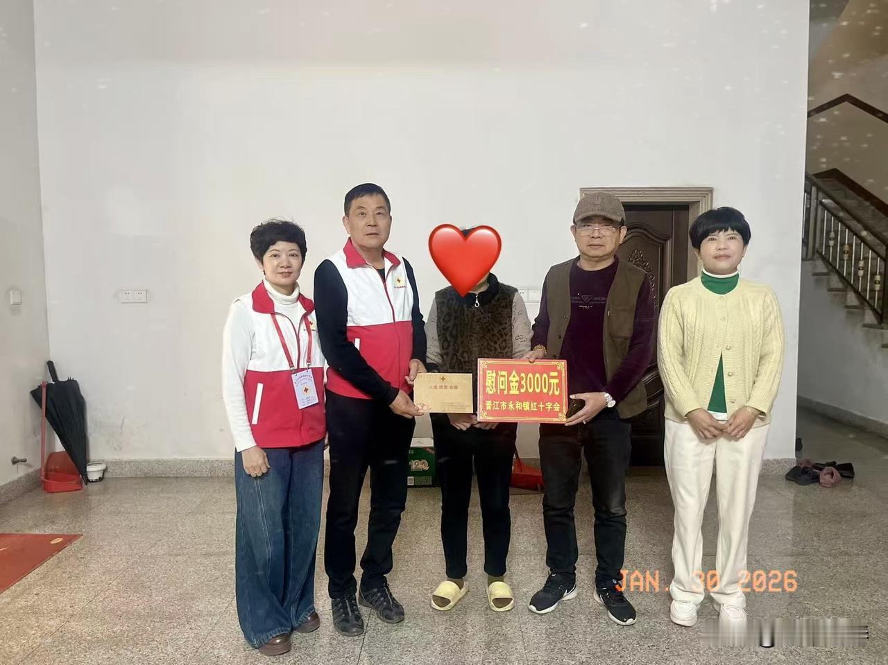 晋江市永和镇红十字会常务理事蔡长沙同仁带队到永和梨星村慰问病患李*光，送去300