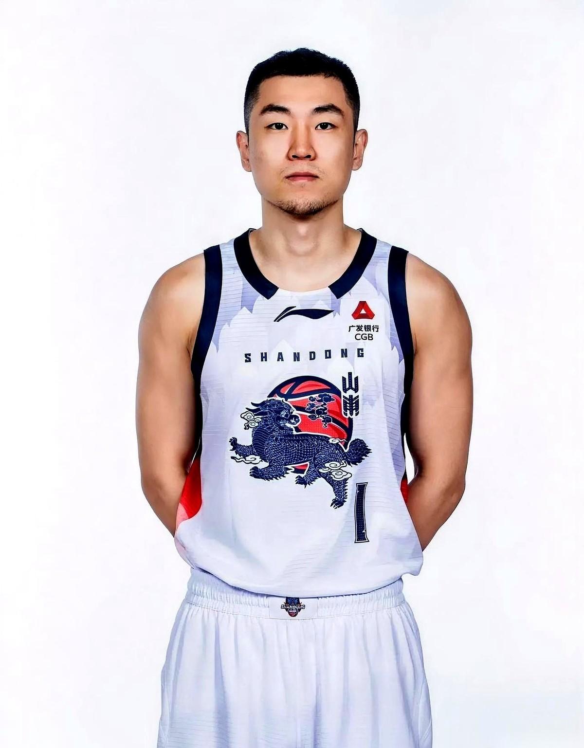 山东这场99比75的大胜，真是一口冷气接着一口冷气。
开局直接被对手干了个12分