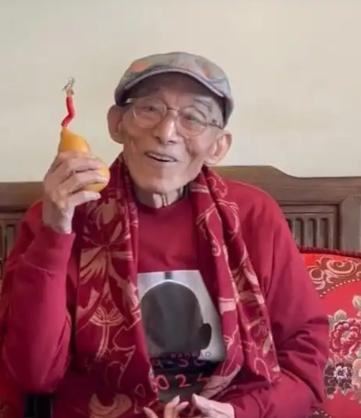终于懂了！
游本昌为啥主动住养老院？


游本昌主动住进养老院
不是为了名气或钱
