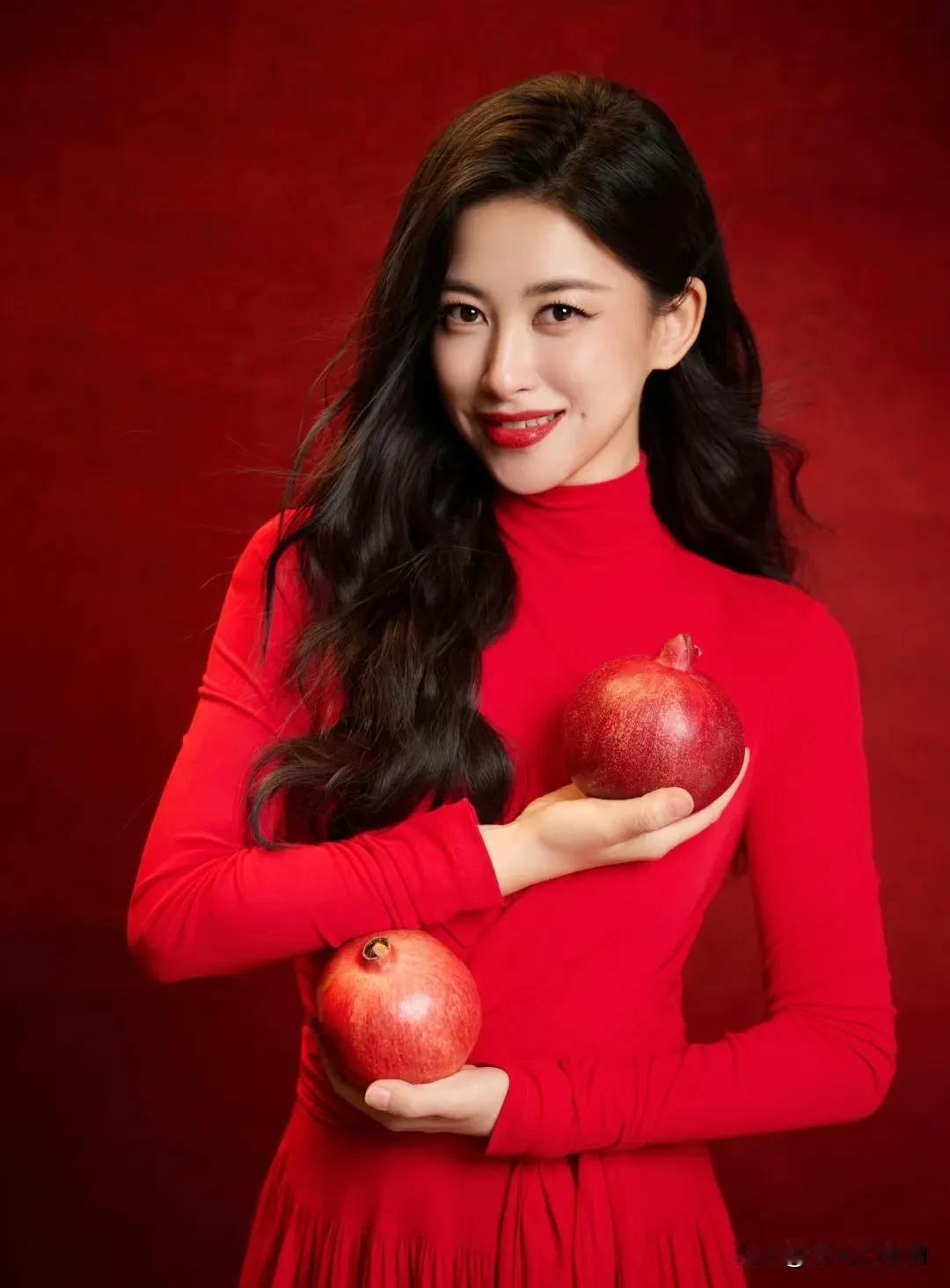 朱珠真的是中国式的明艳美，所以大红色的衣服，实在是太适合她穿了。