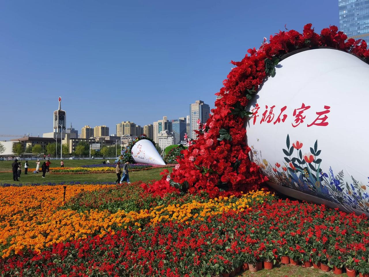这是属于石家庄的浪漫，这两天正太广场大型花束火了，市民纷纷前来打卡拍照，花束呈冰