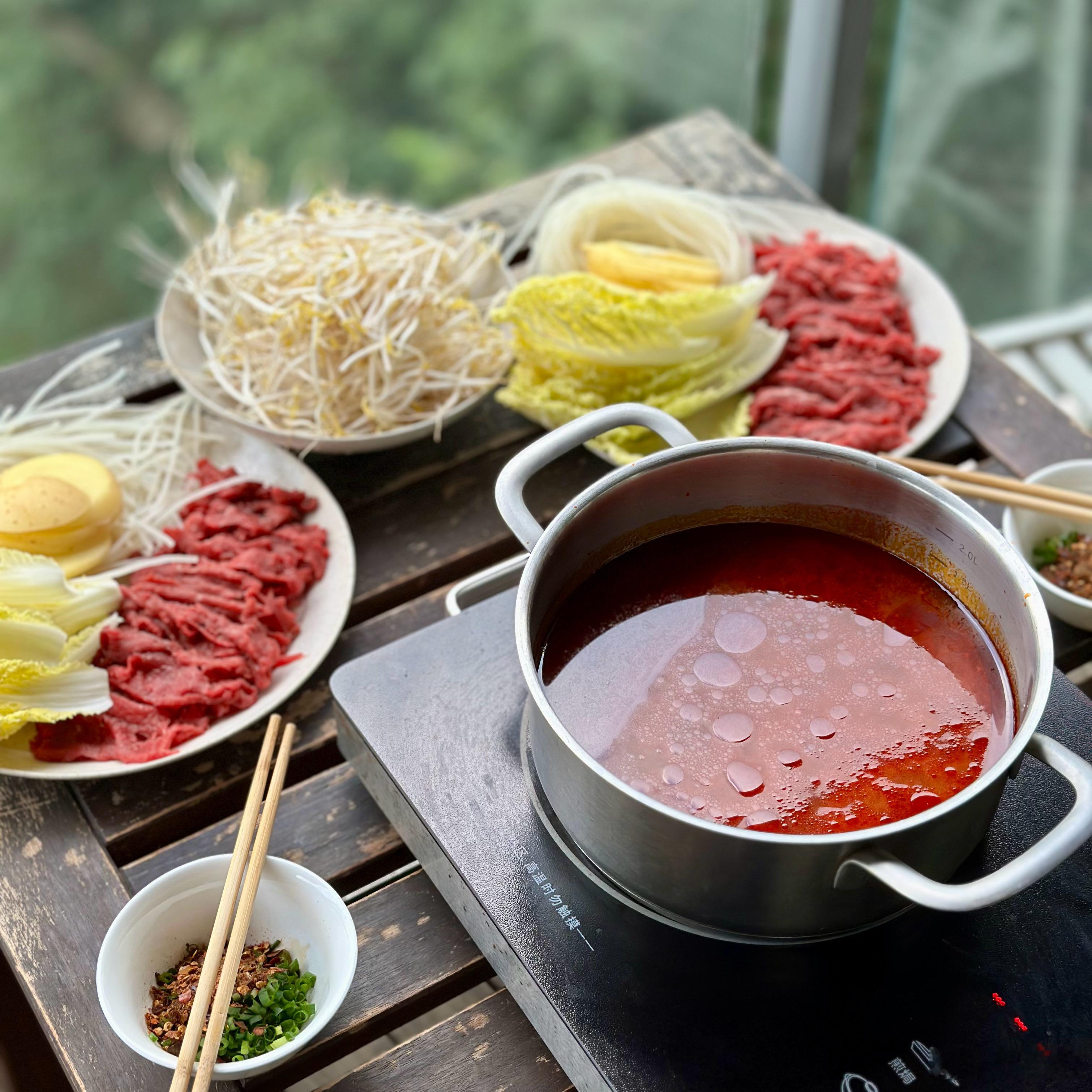今天天气凉爽，又在阳台上吃个贵州酸汤牛肉火锅。上一次吃这个火锅，还是上一次成都凉