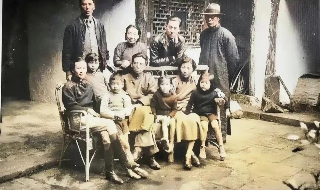 1939年林徽因一家和未来“亲家”周培源一家在云南昆明的合影。

此时他们两家人