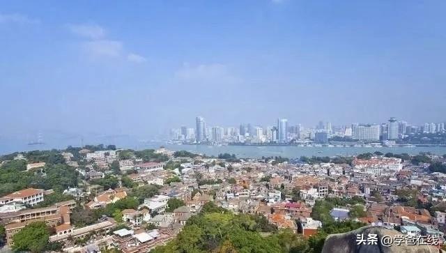 厦门为什么留不住大学应届生?厦门是少有的国企全面领衔主演的城市。这也说吧，现在香