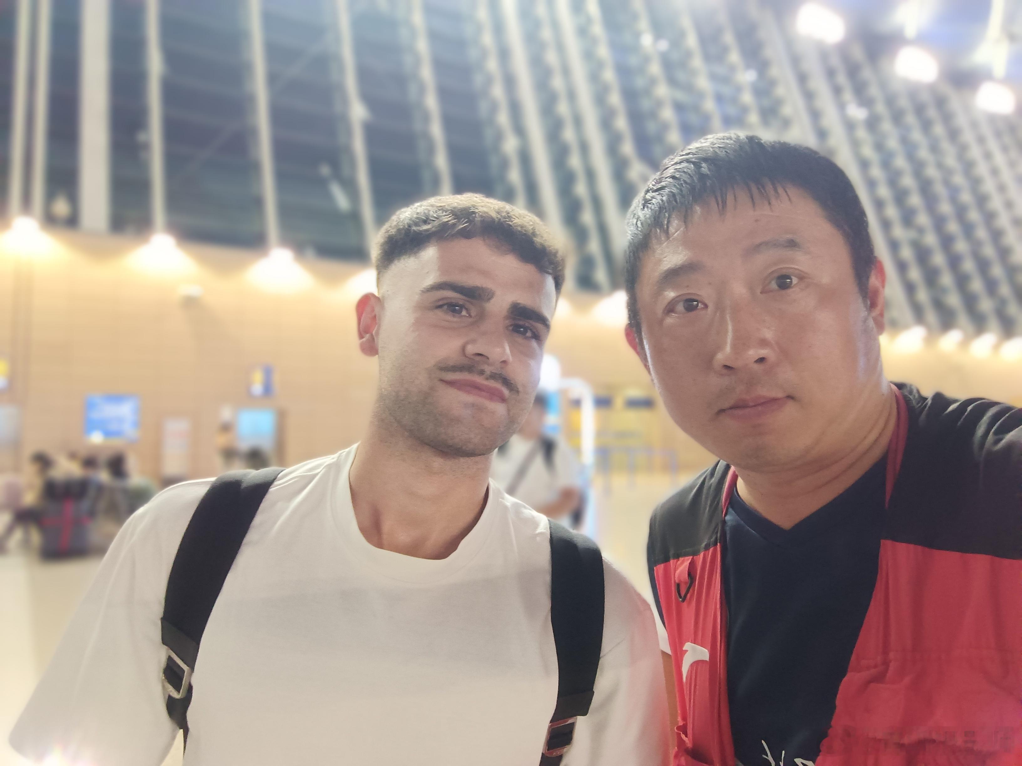 浦东机场拍U19国青出征土伦杯，偶遇海港外援梅伦多 