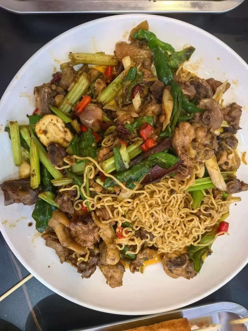 在广州有人情味的大排档一吃就是26年早年四处辗转摆摊，如今安稳扎根，贞姨和伙伴们