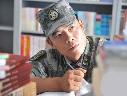 初中学历逆袭全军兵王！从煤矿少年到士官教授，贾元友的强军传奇
 
贾元友，198