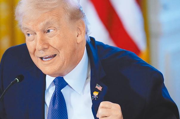 前新加坡国会议员吴俊刚发文写道：“特朗普身边的人应该提醒他，美国是有强大对手的。