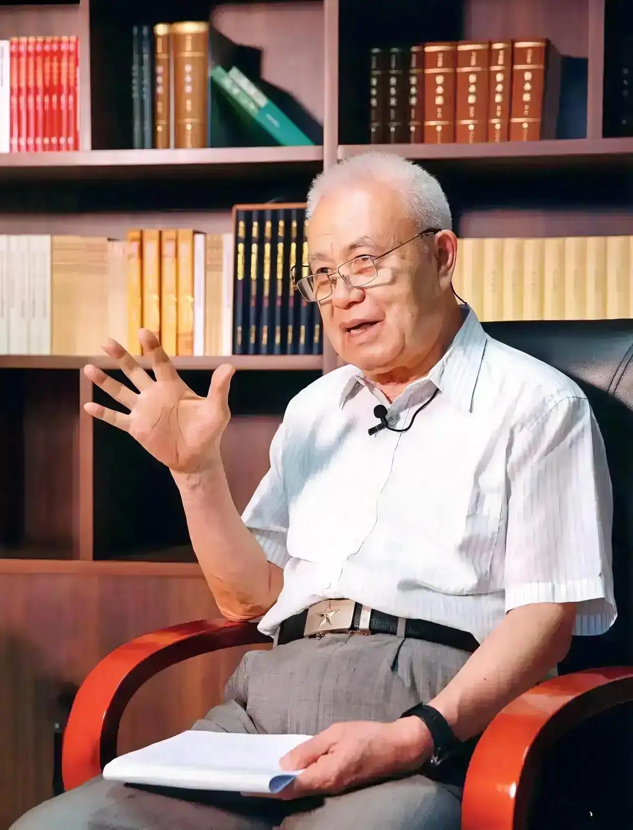 他是“铸盾国士”钱七虎院士，钱七虎院士说：“不打第一枪，意味着我们必须扛住敌人第