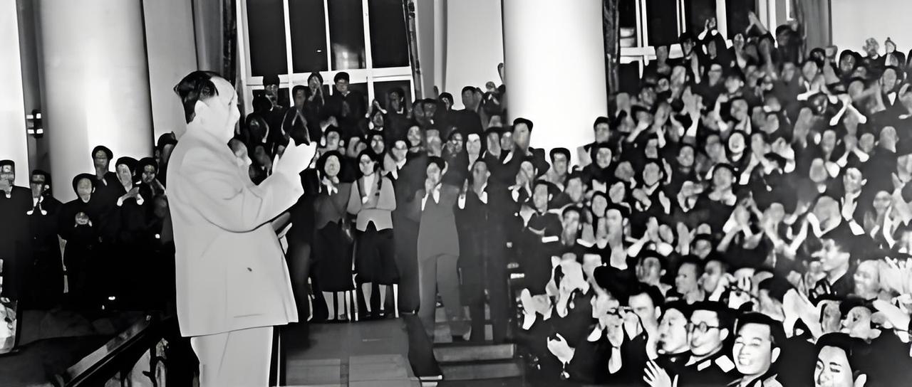 1957年冬天，莫斯科冷得能冻掉下巴。可就在那个冰天雪地里，几千个中国年轻人的心