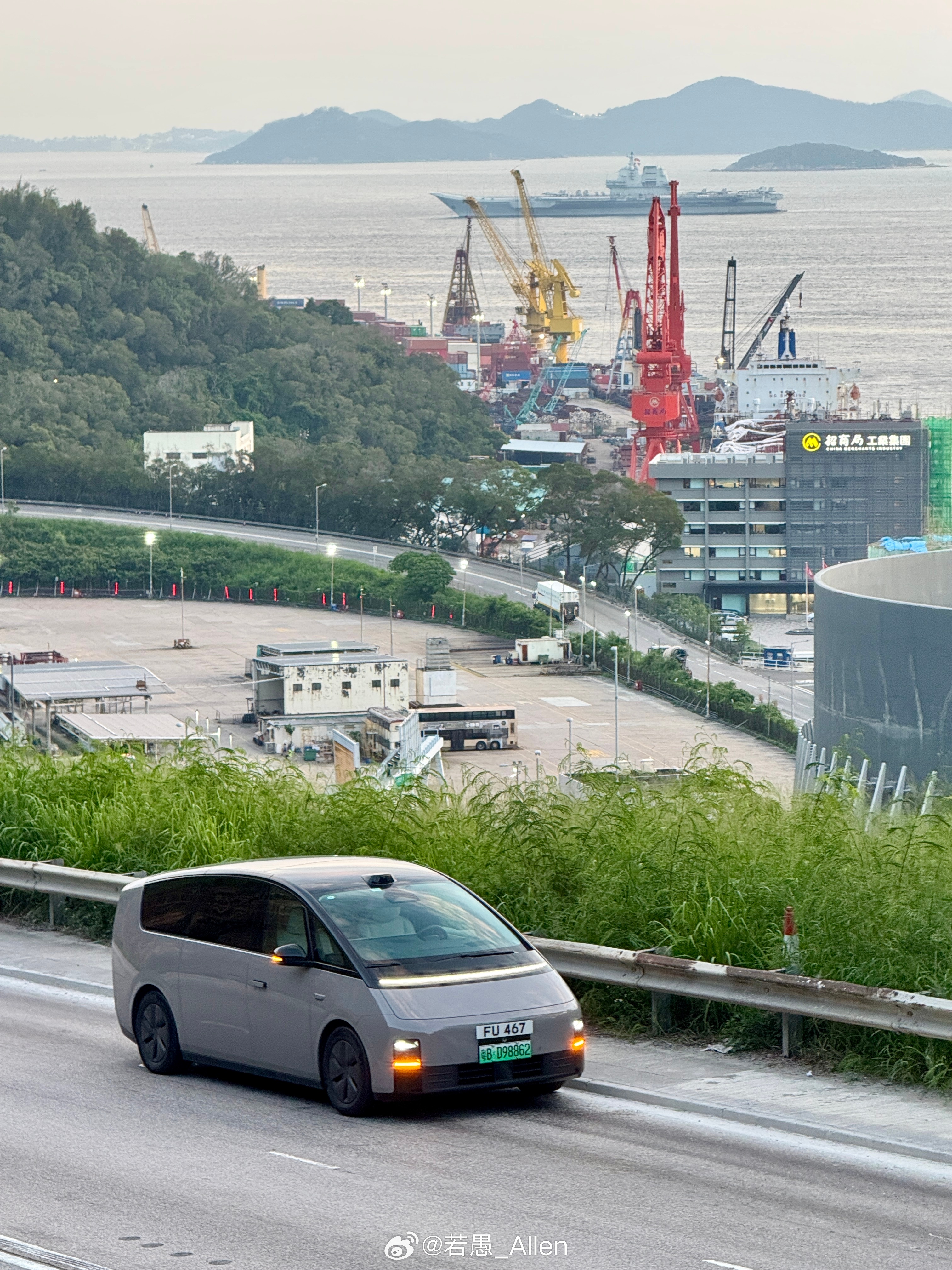 这个同框有点牛啊理想汽车理想汽车[超话]理想MEGA ​​​