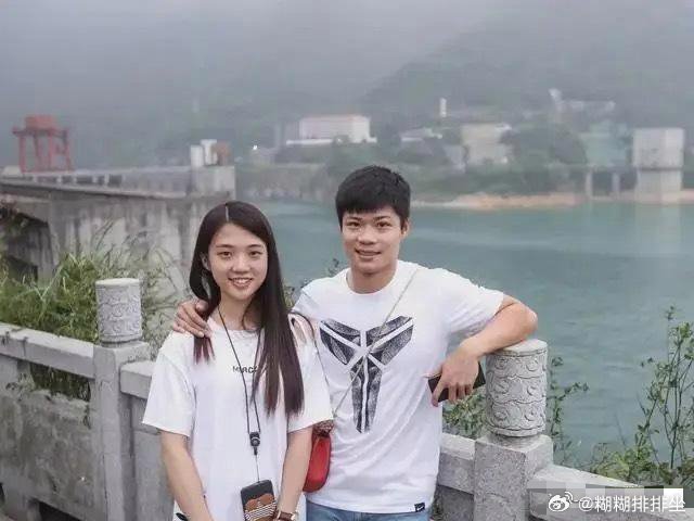 苏炳添与妻子年轻时照片，两人初中同学，初恋至今，属实可贵 ​​​