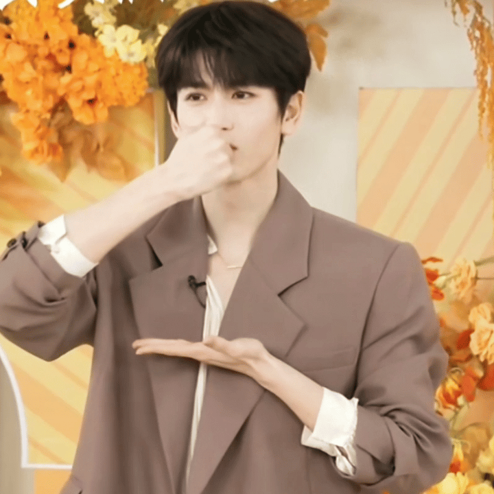 张凌赫今日份直播状态，人夫感好强[舔屏] ​​​