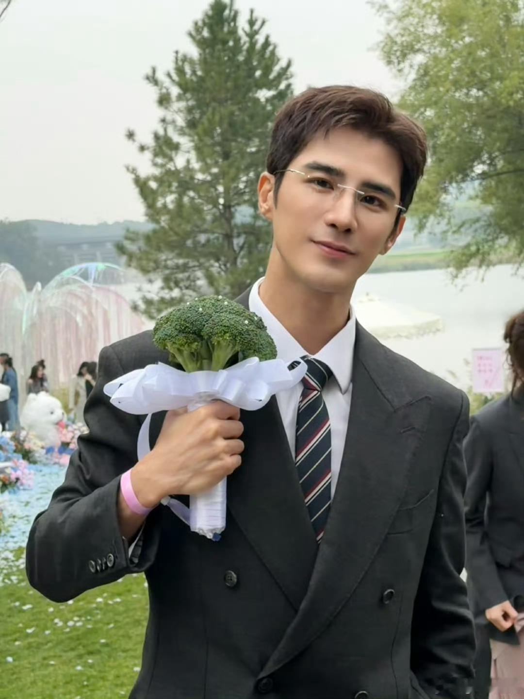 姜潮抢到了黄子韬的西兰花西兰花寓意“吃下去才是真幸福”！ ​​​