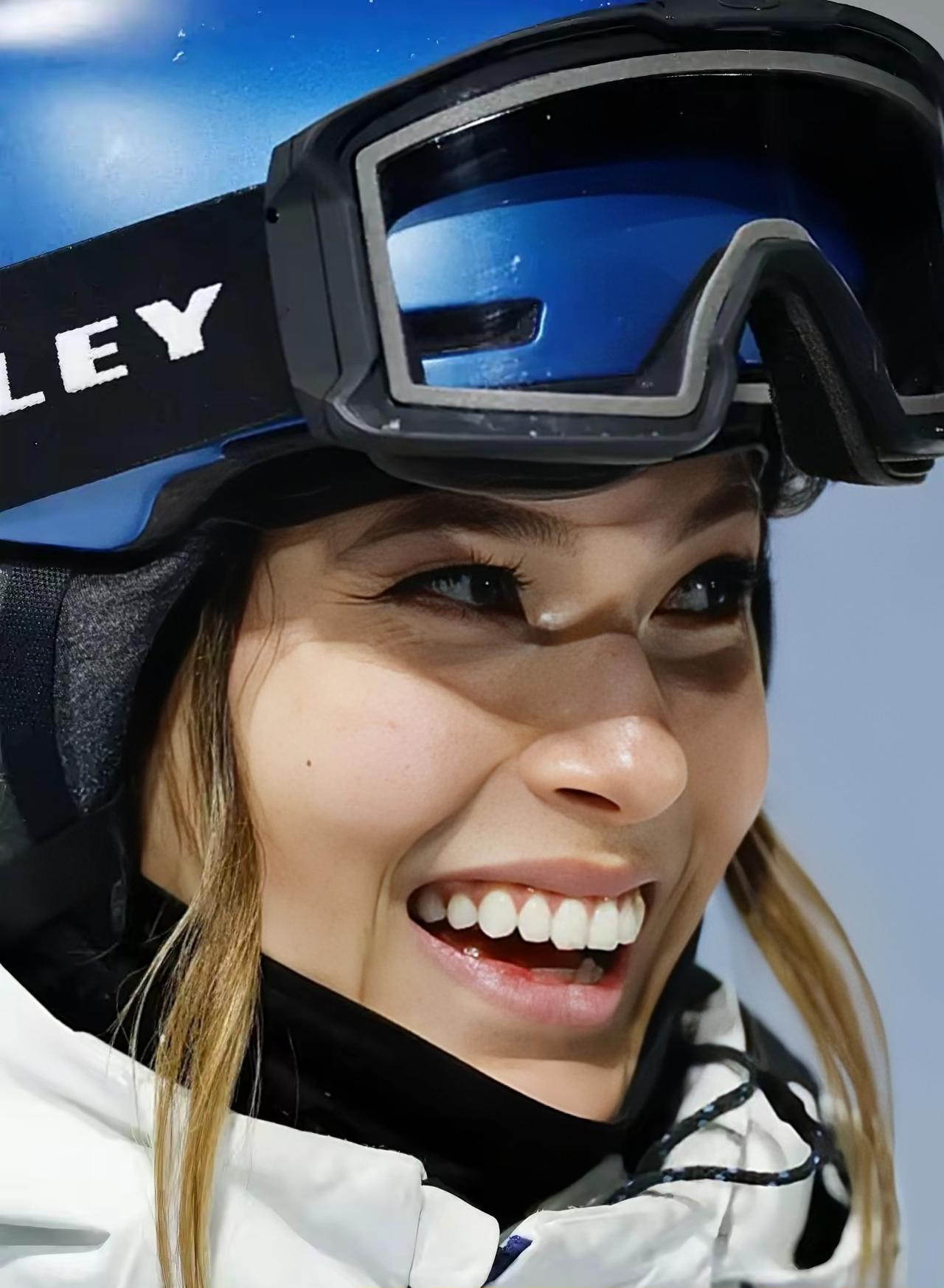 谷爱凌夺冠卫冕成功！
中国队的四位姑娘晋级自由式女子U型场地技巧决赛，
谷爱凌与