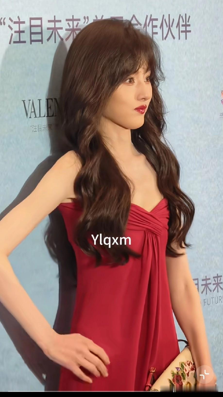 宋祖儿红裙大波浪造型，满满的小孩硬扮大人既视感。
本身长相幼态，身形过于瘦削单薄