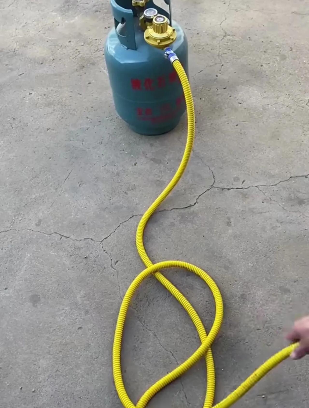 河南西平，男子因怀疑妻子与同村村民有不正当关系，深夜翻墙潜入对方家中，将液化气罐