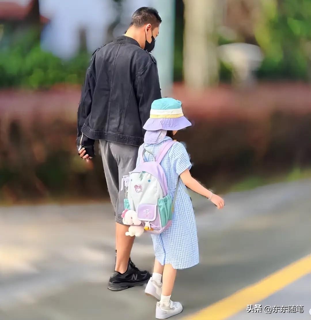 林峯近日被拍到牵着女儿“格格”现身上海某国际学校，为6岁的女儿办理小学报名手续。