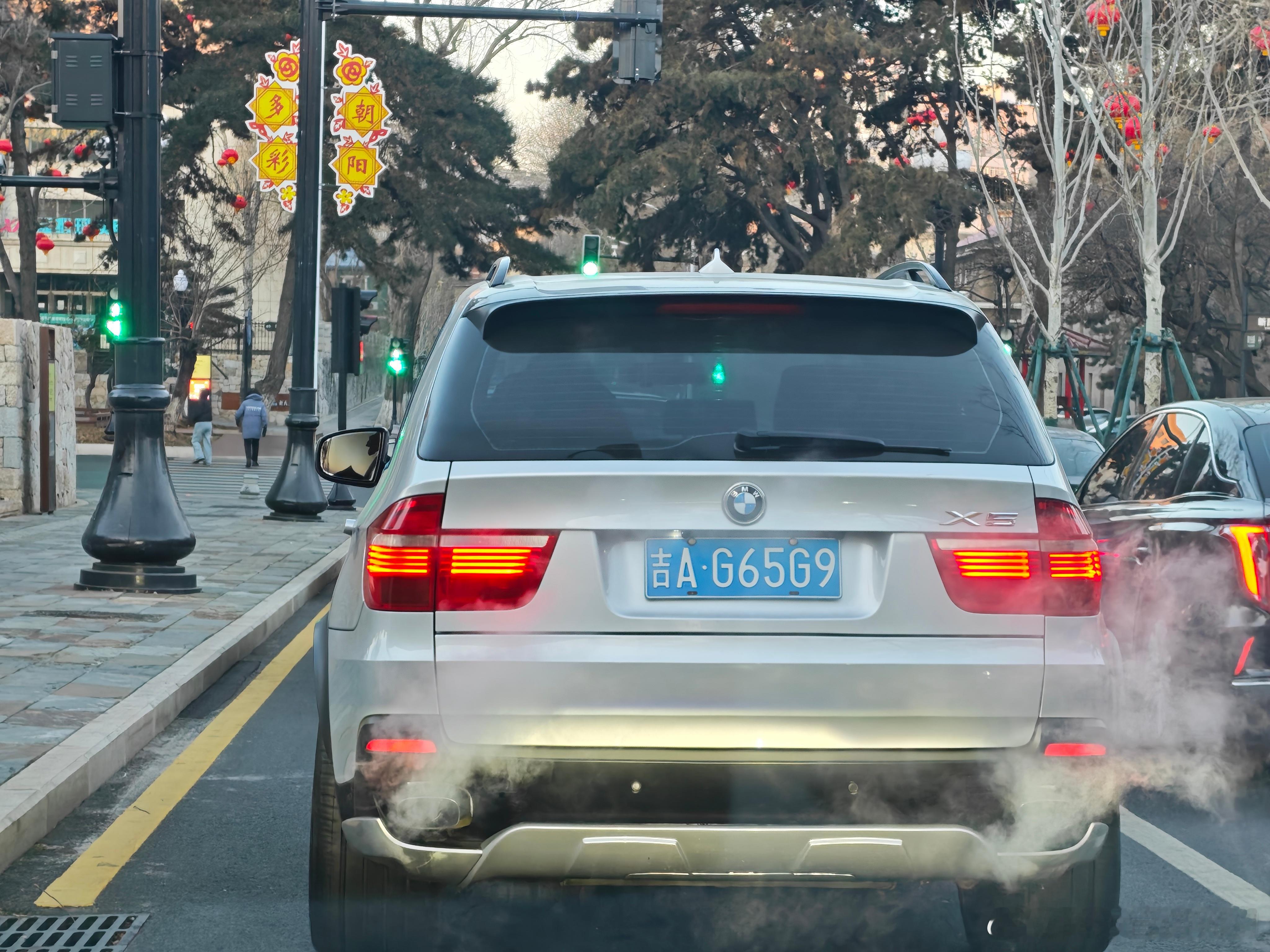 早晨遇到一台E70宝马X5 觉得好简洁硬朗，稳重大气 